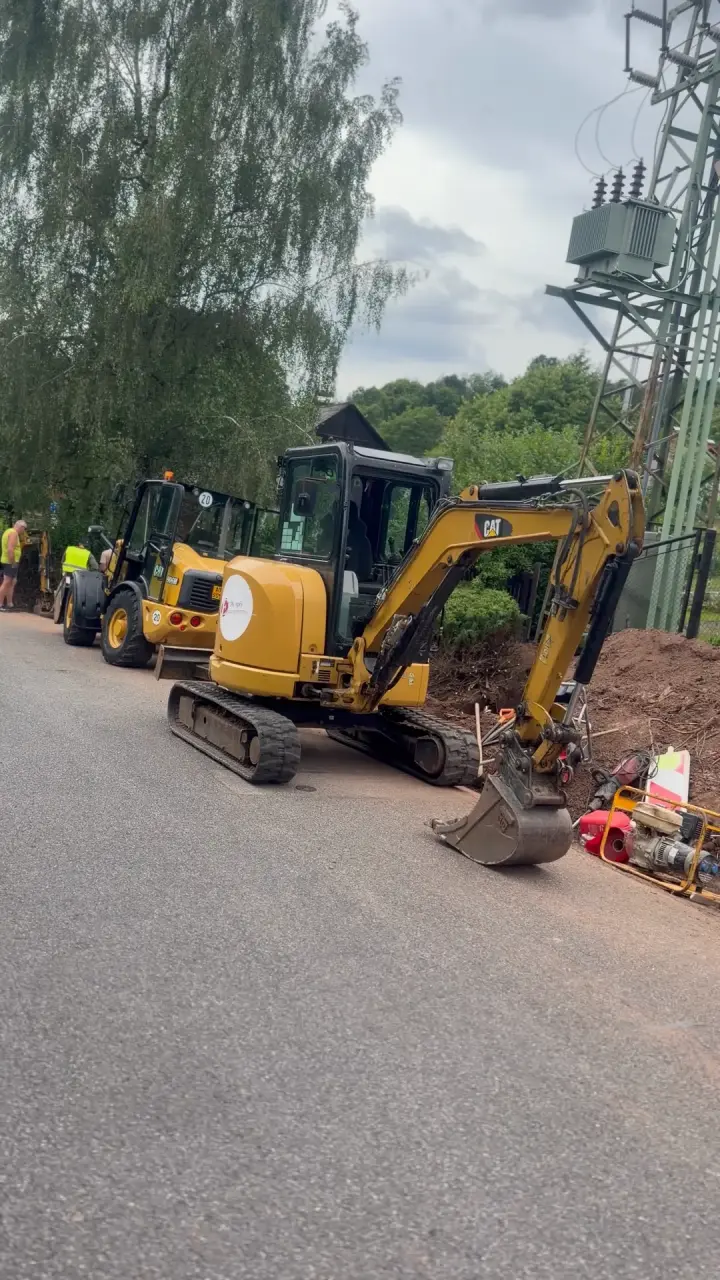 Minibagry CAT při výkopu pro kabelové vedení v Benešově u Semil